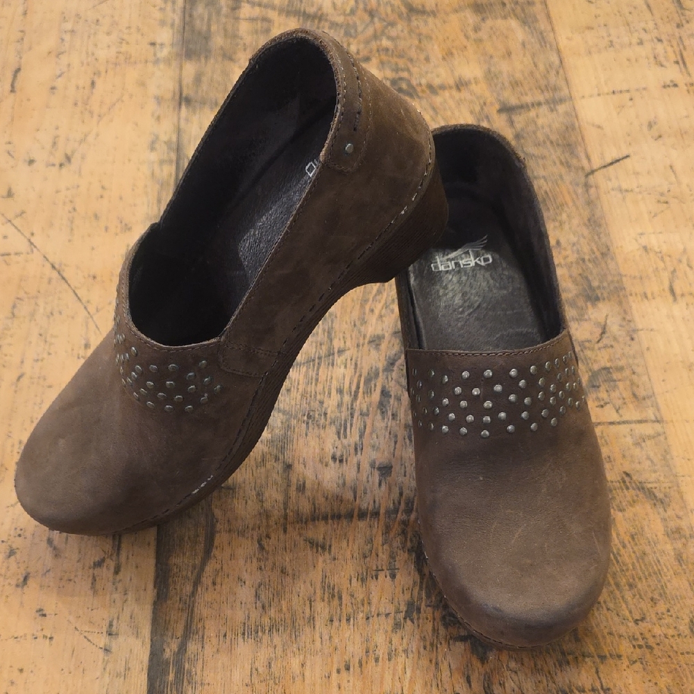 DANSKO Mavis Chocolate Brown Nubuck‎ Studded Clogs EU40/US 9.5 Work Comfort Boho